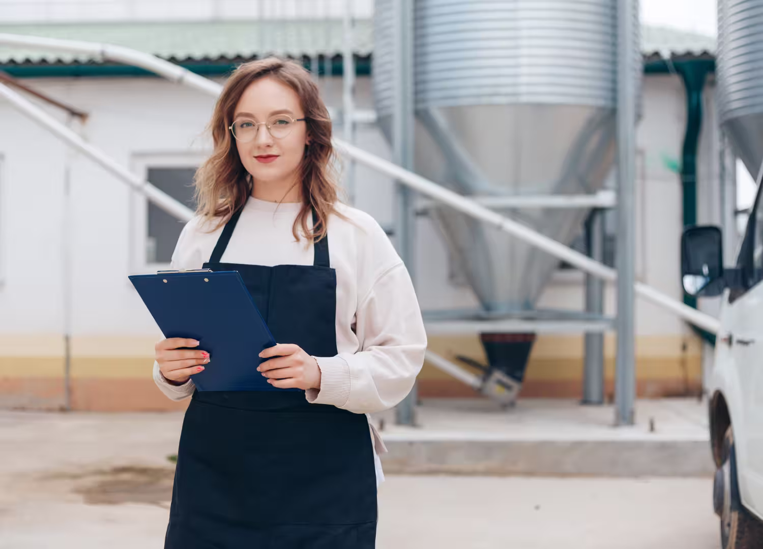 Mujer técnico agrónomo en el campo trabajando
